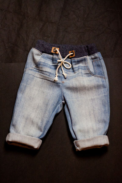 Baby Jeans, Vorderseite, recycelt aus einer alten Damenjeans.